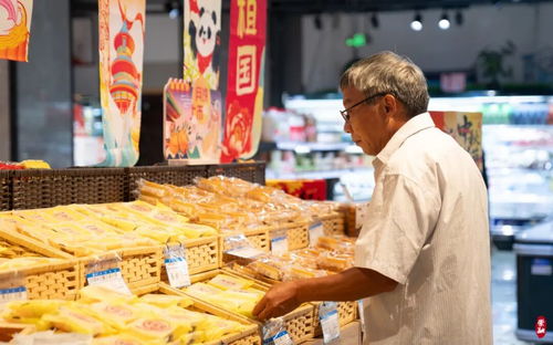 中秋佳節(jié)臨近，各式月餅搶“鮮”上市，食品市場(chǎng)迎來(lái)銷(xiāo)售熱潮