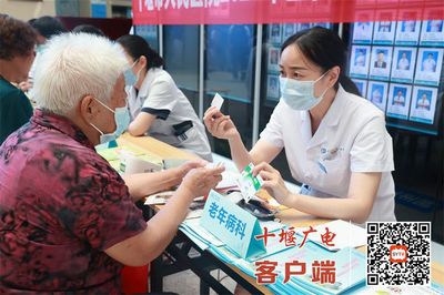 十堰市人民醫(yī)院2023年全國(guó)老年健康宣傳周活動(dòng)啟動(dòng) 營(yíng)養(yǎng)健康咨詢服務(wù)進(jìn)社區(qū)