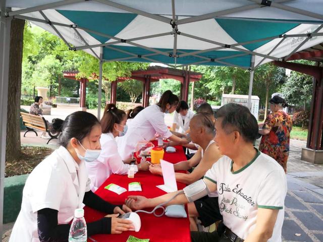 中世天合義診進(jìn)社區(qū)，服務(wù)人民送健康 營(yíng)養(yǎng)健康咨詢服務(wù)活動(dòng)圓滿舉行